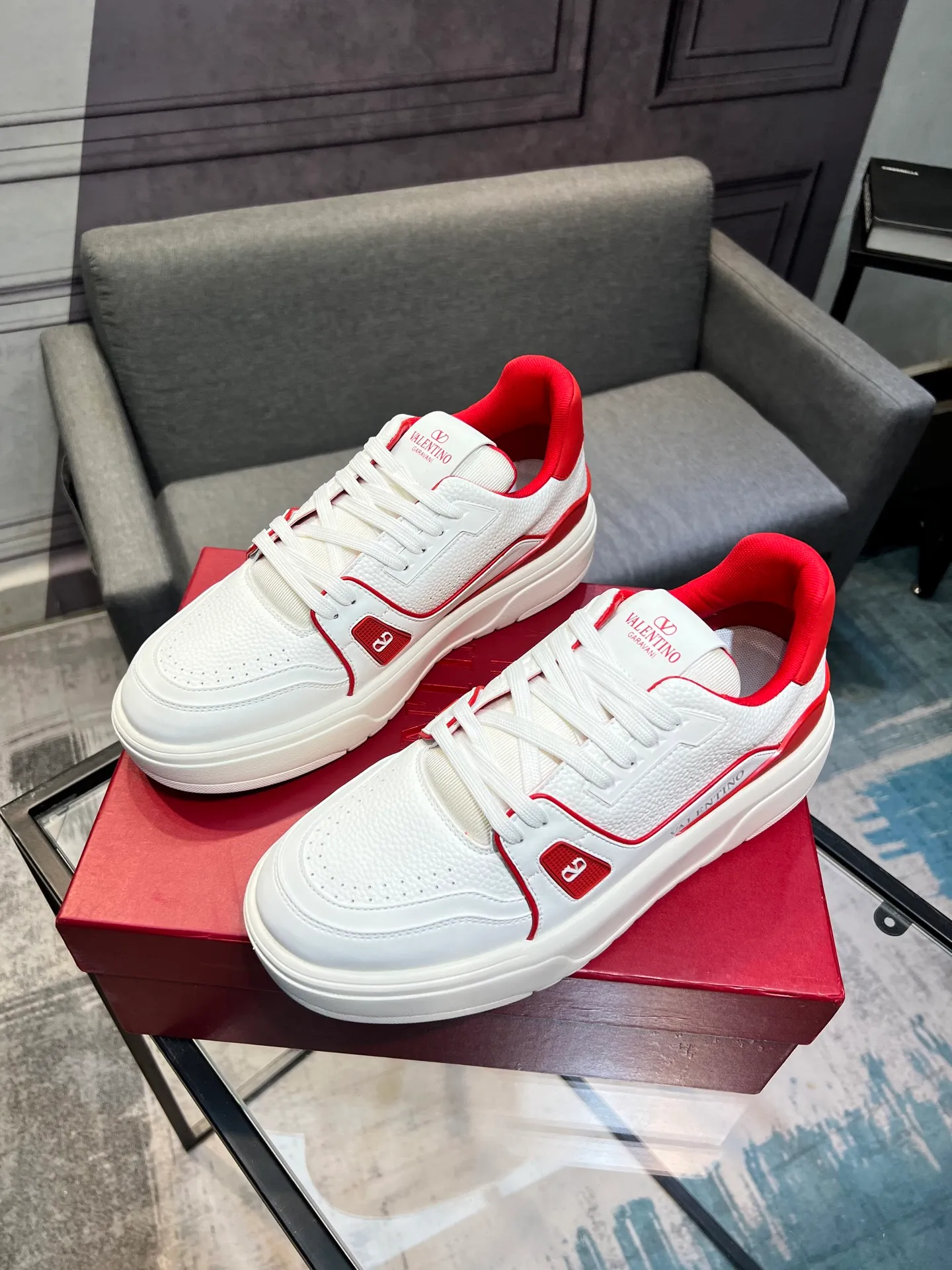 Men's men's shoes 💰660 𝑽𝒂𝒍𝒆𝒏𝒕𝒊𝒏𝒐 Valentino 𝑶𝒏𝒆𝑺𝒕𝒖𝒅 Couple's sneaker series Valentino 2025 latest couple's sneakers, celebrity style, hot sale. The original ZP was purchased and dismantled. Repeated pattern making and modification. I strive to restore the original version 1:1! Top luxury masterpiece, soft and comfortable, combining fashion and leisure, bringing excellent elegant texture and excellent on-foot comfort. Top purchase version upper: imported calfskin surface/original oil edge craftsmanship. Inner: water-dyed cowhide lining. Outsole: original development 𝐓𝐏𝐔 two-color combination outsole. Packaging: original configuration complete package. Code number: 35-44 yards. 34.45 can be customized. Can be customized (self-labeled-no label) order.